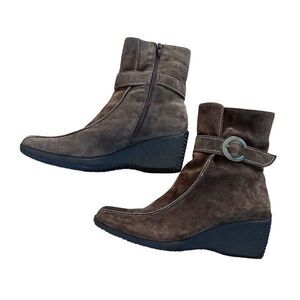 Santana Canada Women's Brown Suede Wedge Ankle Boots Size 9.5